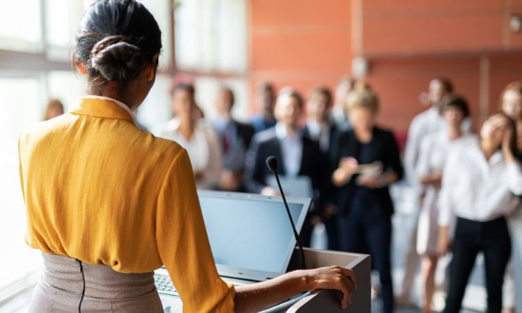 Experto en relaciones públicas: funciones, habilidades y oportunidades laborales